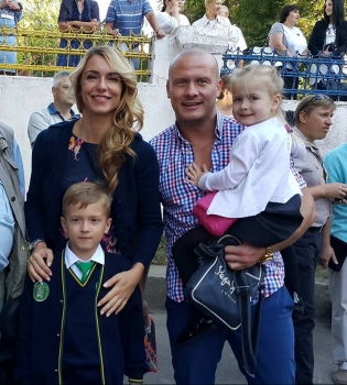 Вячеслав Узелков и его жена отвели сына Роберта в первый класс