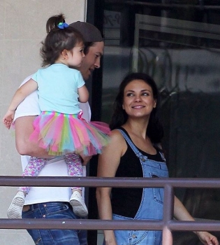 Заботливые родители: Эштон Катчер и Мила Кунис отвели дочь в балетный класс