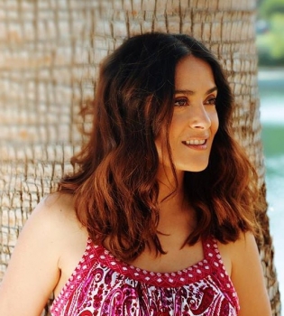 49-летняя Сальма Хайек загорает в стильном бикини