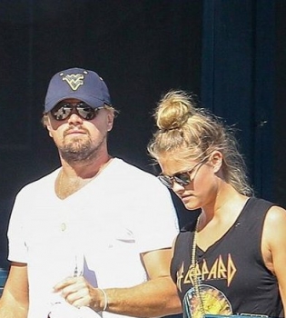 Никуда без любимой: Леонардо ДиКаприо отправился на шопинг с Ниной Агдал