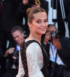 Алисия Викандер блистает на красной дорожке с возлюбленным