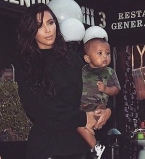 Все в сборе: Ким Кардашьян и Канье Уэст с детьми на прогулке