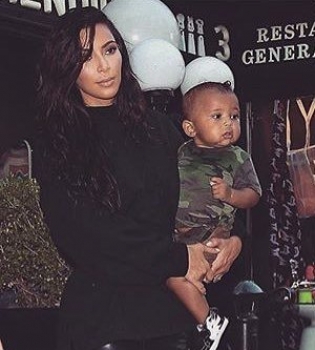 Все в сборе: Ким Кардашьян и Канье Уэст с детьми на прогулке