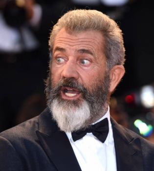 Не узнать: Мел Гибсон на Венецианском фестивале удивил публику густой бородой