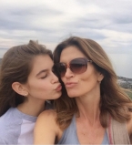 Синди Кроуфорд трогательно поздравила дочь с 15-летием