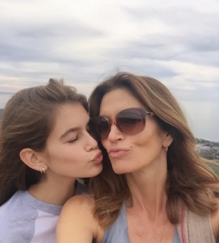 Синди Кроуфорд трогательно поздравила дочь с 15-летием