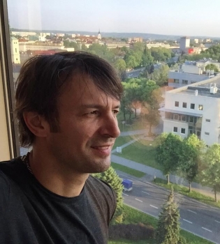 Разведенный Александр Шовковский появился на светском мероприятии с новой девушкой