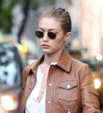 Покоряя улицы Нью-Йорка: Джиджи Хадид показала стройные ножки в мини-шортах