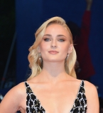 Софи Тернер блистает на красной дорожке Венецианского кинофестиваля