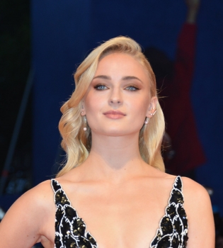 Софи Тернер блистает на красной дорожке Венецианского кинофестиваля