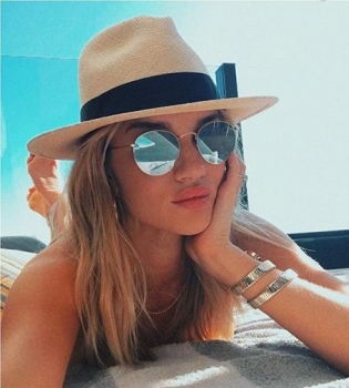 Красотка на отдыхе: Роузи Хантингтон-Уайтли показала идеальную фигуру в бикини