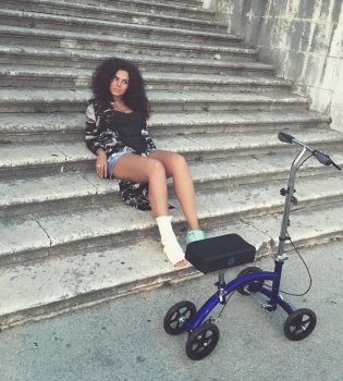 Настя Каменских поделилась подробностями своего отдыха с переломанной ногой