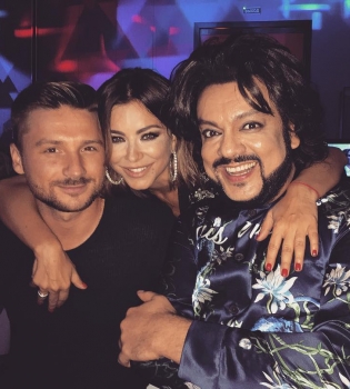 Ани Лорак заобнимала Сергея Лазарева и Филиппа Киркорова на &quot;Новой волне&quot;