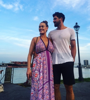 Беременная жена Максима Чмерковского демонстрирует внушительных размеров животик