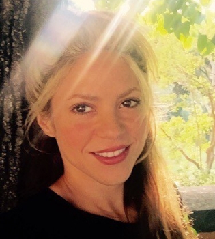 Шакира впервые опубликовала селфи с родителями