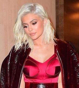 Фотофакт: Кайли Дженнер стала блондинкой