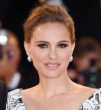 Натали Портман покорила публику роскошным нарядом на Венецианском фестивале