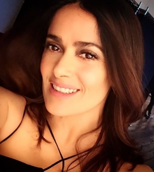 Стильно и душевно: Сальма Хайек показала, как отпраздновала 50-летие