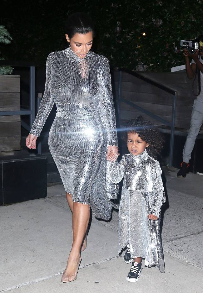 Как две капли: Ким Кардашьян с дочерью Норт появились на публике в одинаковых нарядах