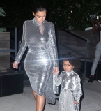 Как две капли: Ким Кардашьян с дочерью Норт появились на публике в одинаковых нарядах