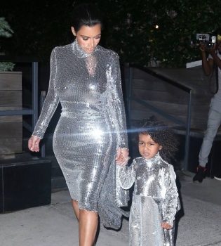 Как две капли: Ким Кардашьян с дочерью Норт появились на публике в одинаковых нарядах