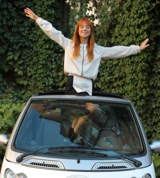 Светлана Тарабарова перед свадьбой раскрасила свой автомобиль