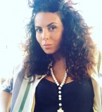 Настя Каменских с поломанной ногой усердно занимается в зале