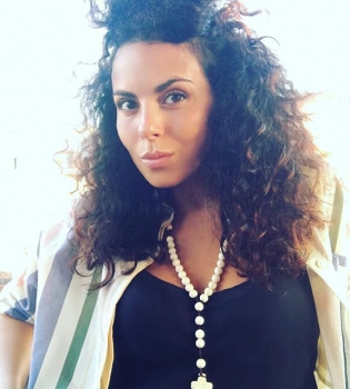 Настя Каменских с поломанной ногой усердно занимается в зале