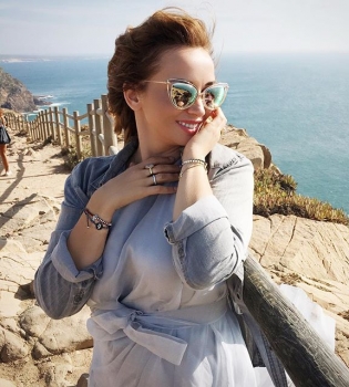 Сексуальная Анфиса Чехова позирует на пляже