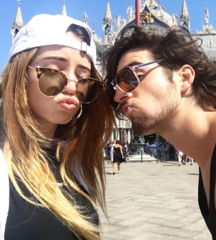 Надя Дорофеева соблазняет стройной фигурой на отдыхе с мужем