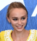 Юна и свежа: Лили-Роуз Депп удивила поклонников ярким нарядом