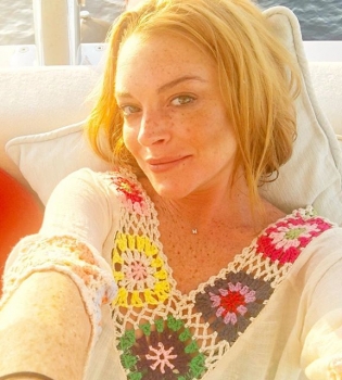 Веселье продолжается: Линдси Лохан опубликовала новые фото с отдыха в Греции