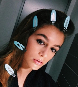 Кайя Гербер стала лицом новой косметической коллекции Marc Jacobs