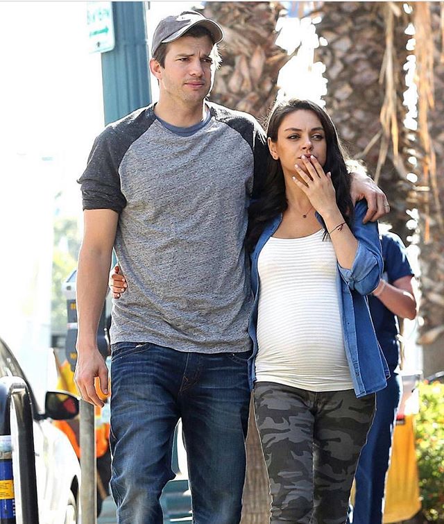 В ожидании пополнения: беременная Мила Кунис и Эштон Катчер на прогулке в Лос-Анджелесе
