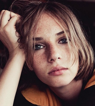 18-летняя дочь Умы Турман представила свою первую рекламную кампанию