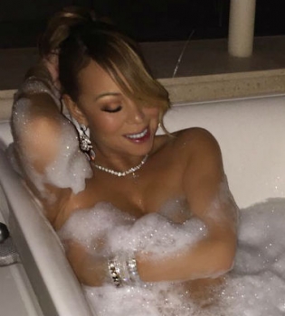 Голая правда: Мэрайя Кэри поделилась откровенными снимками в ванне