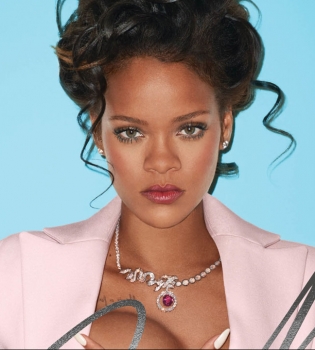 Соблазнительница Рианна оголилась на страницах глянца