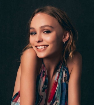 Поклонники в восторге от новых студийных фото Лили-Роуз Депп