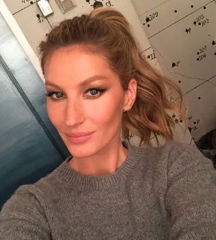 Фотофакт: Жизель Бундхен тренирует супруга-футболиста на заднем дворе