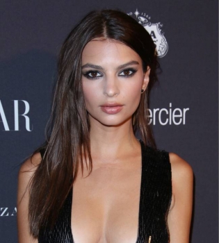 Эмили Ратаковски обескуражила публику откровенным декольте