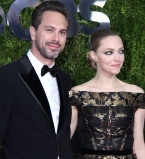 30-летняя актриса Аманда Сейфрид впервые выходит замуж