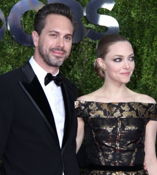 30-летняя актриса Аманда Сейфрид впервые выходит замуж