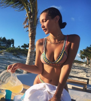 Звездопад на модном показе: модель Белла Хадид упала на подиуме