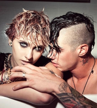 18-летняя дочь Майкла Джексона снялась в провокационной фотосессии с голым бойфрендом