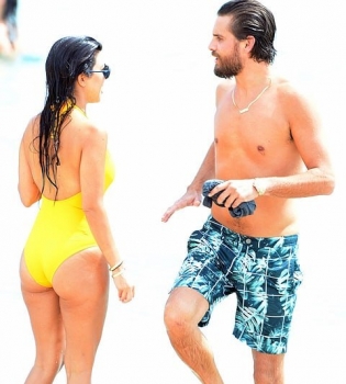 Фотофакт: Кортни Кардашьян отдыхает с бывшим супругом Скоттом Дисиком