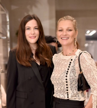 Лучшие подруги: Кейт Мосс и Лив Тайлер на вечеринке в Лондоне