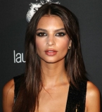 Эмили Ратаковски ответила на критику своего сверхоткровенного наряду