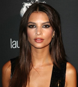 Эмили Ратаковски ответила на критику своего сверхоткровенного наряду