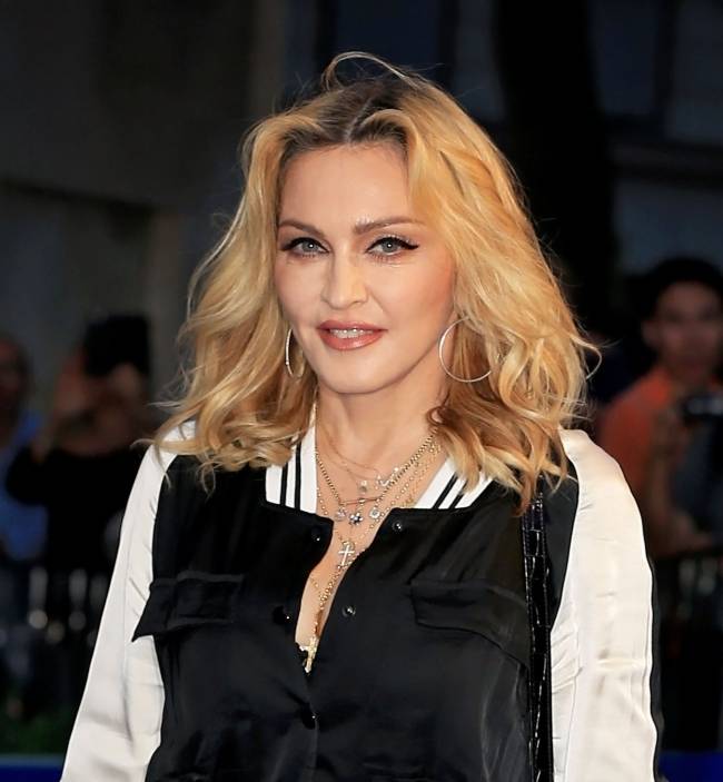 Стильно и сдержанно: Мадонна посетила кинопремьеру в Лондоне