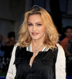 Стильно и сдержанно: Мадонна посетила кинопремьеру в Лондоне